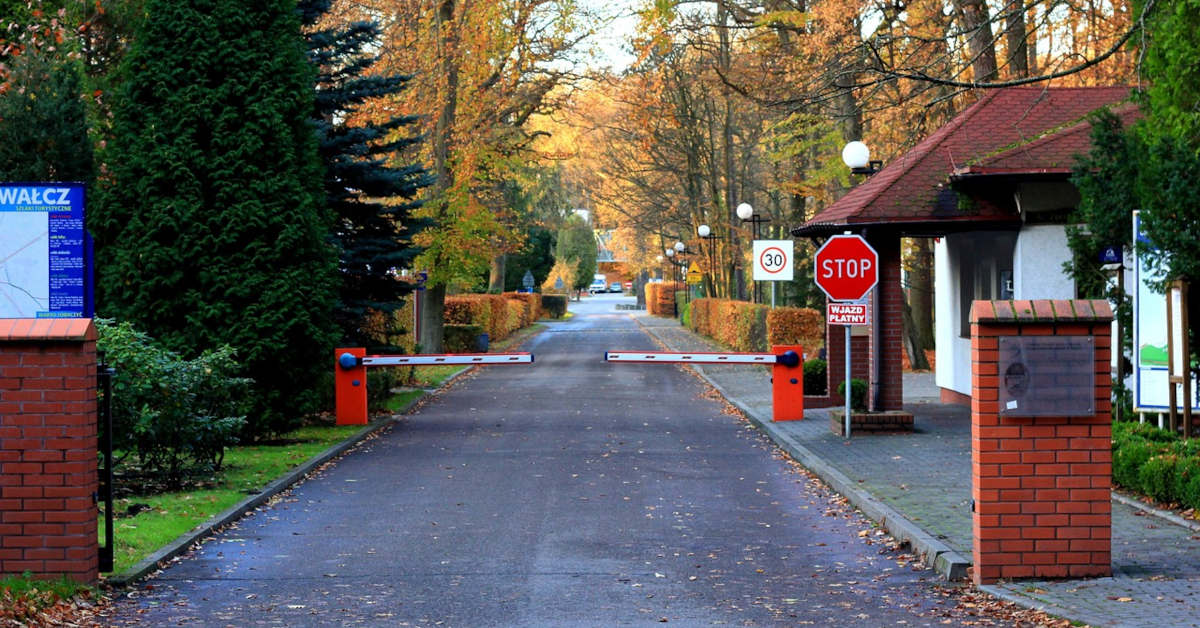 Montaż szlabanów i automatyka parkingowa – kompendium wiedzy dla zarządców i techników