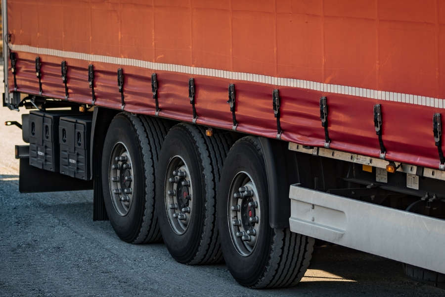 Awaria ciężarówki na drodze i wezwanie mobilnego mechanika TIR