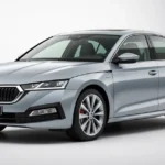 Nowoczesna Skoda Octavia IV sedan w ujęciu z przodu, na minimalistycznym jasnym tle w studiu fotograficznym.