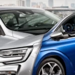 Srebrny Renault Megane IV zaparkowany na zewnątrz, widok na przód i bok auta z widocznym przez szybę wnętrzem.