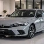 Nowoczesna Honda Civic XI w kolorze metalicznym, ujęta z przodu w profesjonalnym studiu o jasnym oświetleniu.