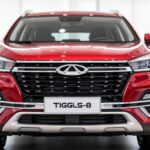 Czerwone Chery Tiggo 8 SUV – zbliżenie na przód auta w salonie samochodowym, nowoczesny design i premium wykończenie.