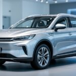 BYD Sealion 7 w kolorze srebrnym, elektryczny SUV fotografowany z przodu pod kątem w salonie dealerskim