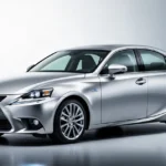 Srebrny sedan Lexus IS 300h w ujęciu z boku na minimalistycznym jasnym tle, podkreślającym elegancką linię nadwozia.