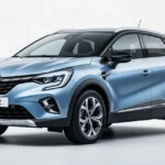 Nowoczesny SUV Renault Captur II w kolorze srebrnym, widok z przodu pod kątem na neutralnym tle.