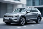 Srebrny Volkswagen Tiguan zaparkowany na nowoczesnej, minimalistycznej ulicy w świetle dziennym.