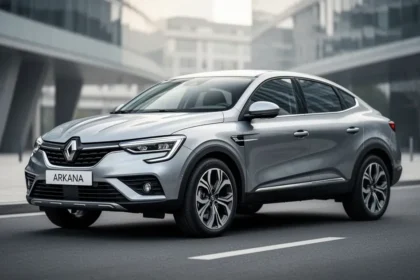 Srebrne Renault Arkana zaparkowane na asfaltowej drodze na tle nowoczesnej architektury miejskiej.
