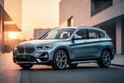 Nowoczesny SUV BMW X1 U11 zaparkowany na minimalistycznej miejskiej ulicy w świetle zachodzącego słońca.