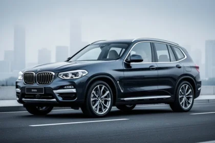 Eleganckie BMW X3 G01 zaparkowane na nowoczesnej drodze asfaltowej w otoczeniu rozmytej miejskiej architektury.