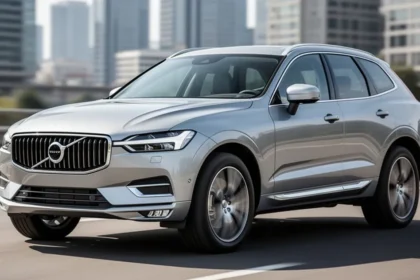 Srebrny SUV Volvo XC60 II zaparkowany na tle miejskiego krajobrazu w świetle dnia.