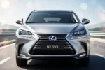 Srebrny SUV Lexus NX 350h na nowoczesnej drodze w świetle dziennym, widok z przodu.