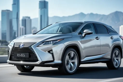 Srebrny Lexus RX 450h widziany z przodu na tle nowoczesnego miasta i gór w świetle dziennym.