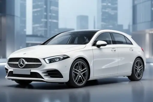 Biały Mercedes A-Klasa W177 w nowoczesnym studiu na tle rozmytej architektury miejskiej, ujęcie z przodu pod kątem.